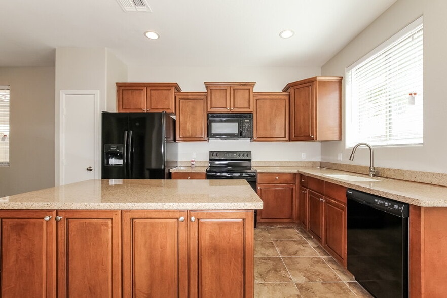 Building Photo - 15423 W Poinsettia Dr