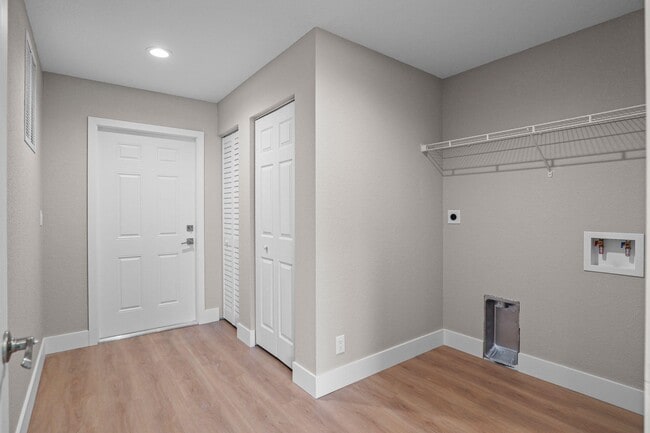 Building Photo - 5906 Hickory Dr