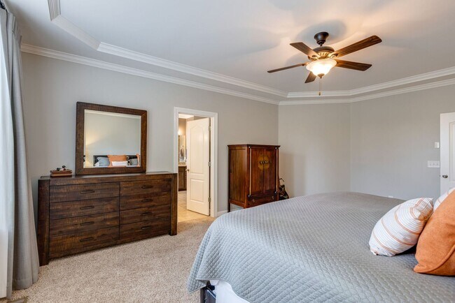 Building Photo - 5 Bedroom Home with Theater Room & 3-Car Garage in Franklin