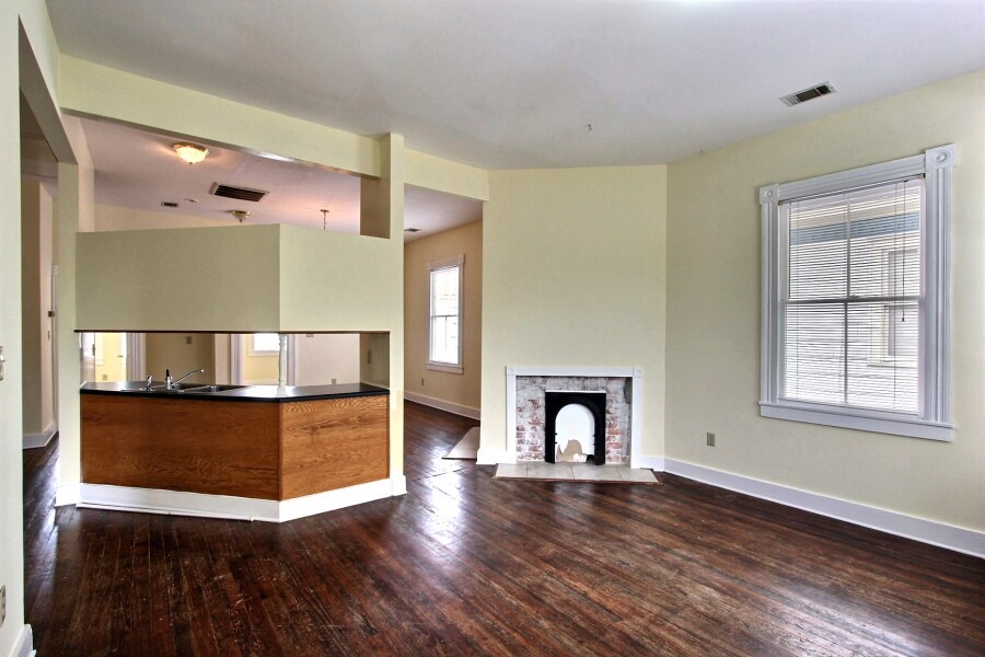 Building Photo - 210 E 33rd St