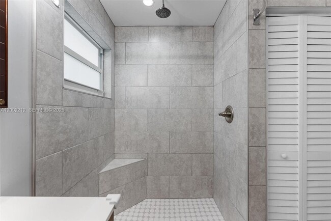 Building Photo - 230 SW 12th Ave