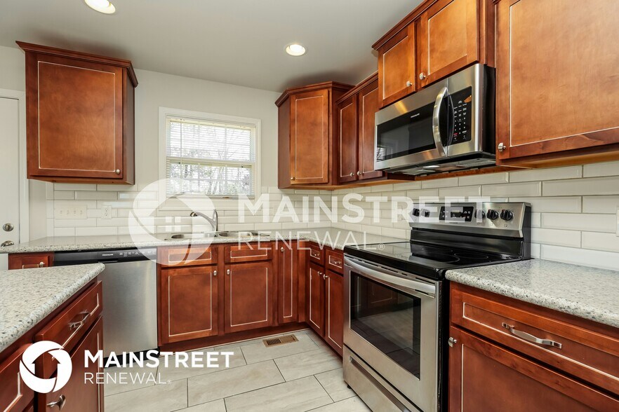Building Photo - 460 Heatherwood Dr