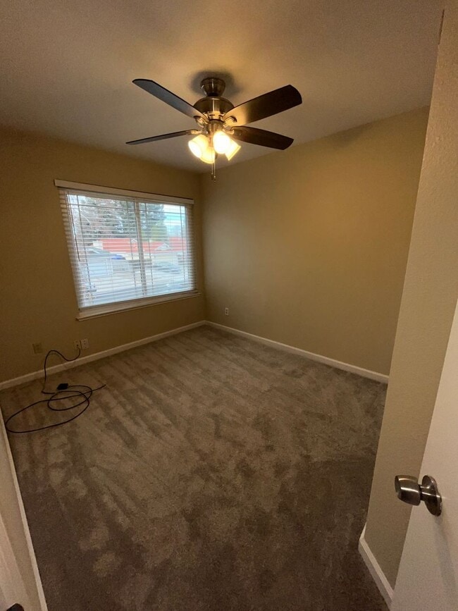 Building Photo - 4BR / 2.5 bath with over 1700 square feet....