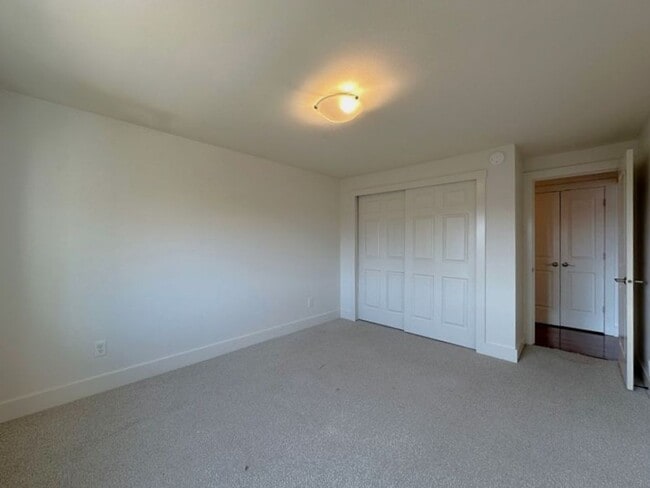 Building Photo - 1 bedroom top floor condo home in Stadium ...