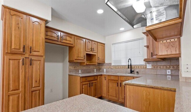 Building Photo - NW-Bakersfield  3 bed/2 bath with pool