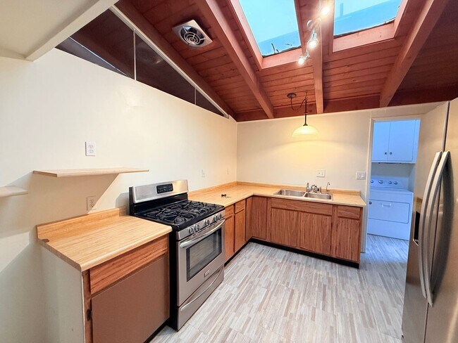 Building Photo - 401 N Lupine St