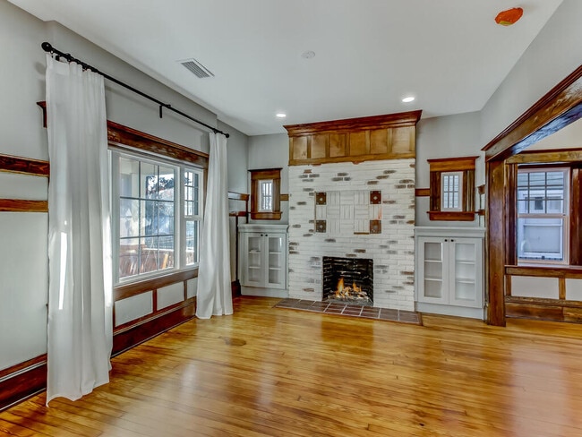 Building Photo - 419 E 3rd St