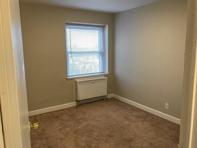 Building Photo - 1041 E Knapp St