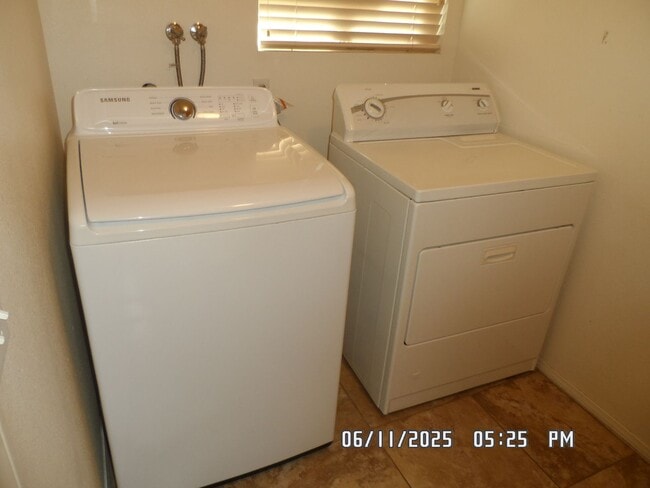 Building Photo - 3 Bedrooms, Den, 2 Bathrooms, 3 Car Garage...
