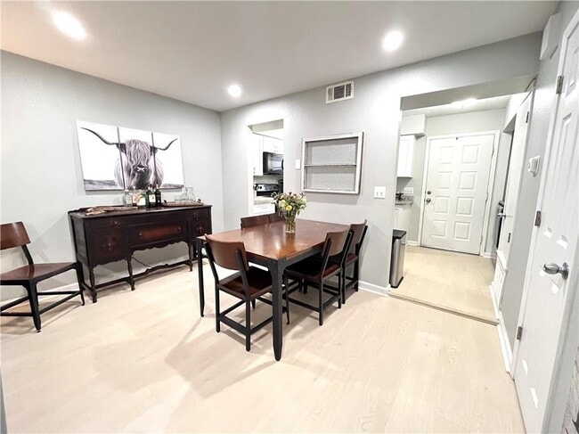 Building Photo - 1373 E Sequoyah Ct