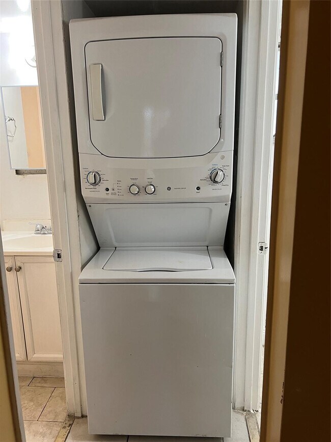 Building Photo - 8810 Fontainebleau Blvd