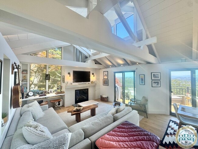 Building Photo - Tranquil & Sun Drenched 3BR|3BR in Heart o...