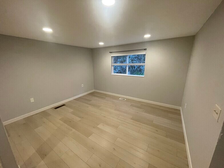 Building Photo - 3228 SW Dolph Ct