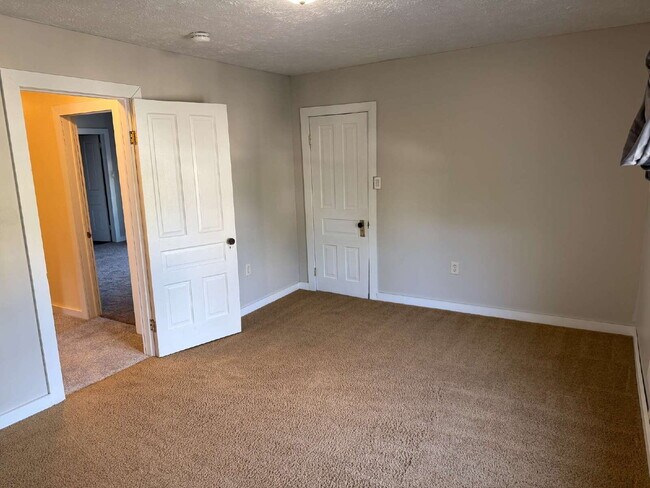 Building Photo - Charming 4 Bedroom Home with 2 Full Baths in Grand Rapids