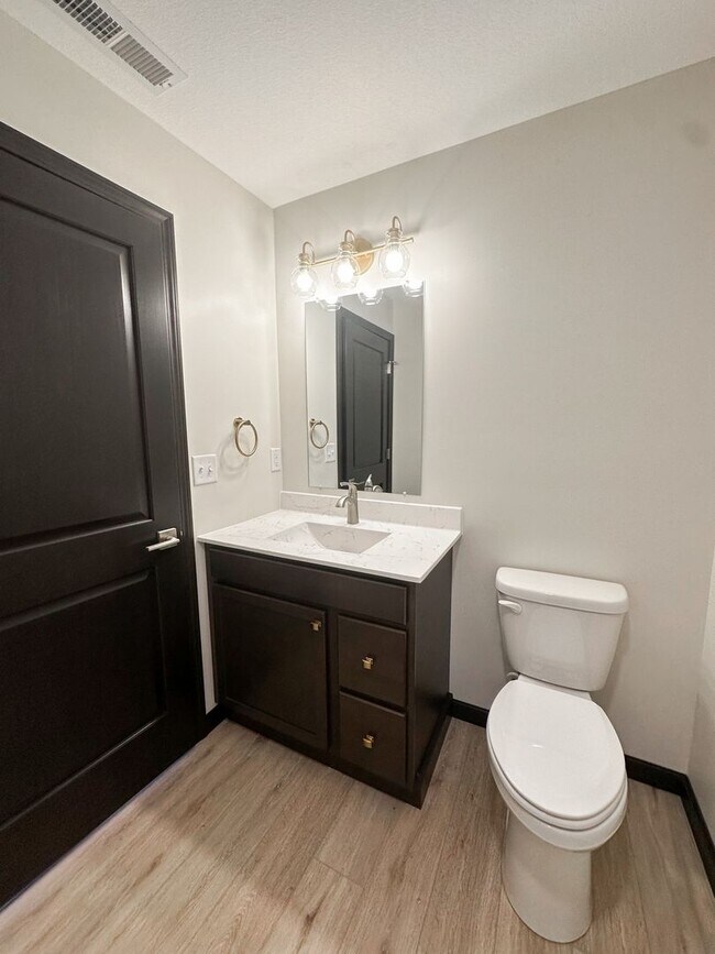 Building Photo - Beautiful 2 Bed, 2 Bath Apartment in PRIME location! Furnished & Unfurnished Options Available!