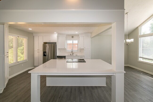 Building Photo - 3941 Kensington Dr