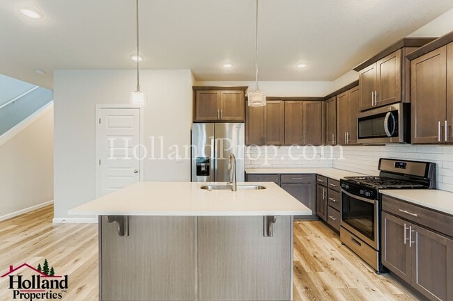 Building Photo - Amaizing 5-Bedroom, with Pergola! Move in special $300 off first month rent*** NEW PRICE at $2,750!