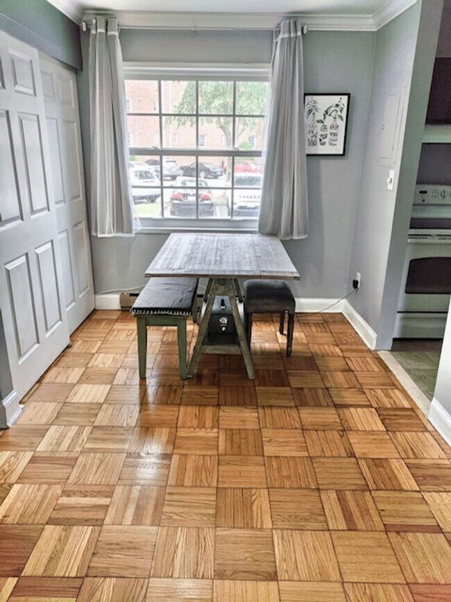 Building Photo - FIRST MONTH FREE RENT!
