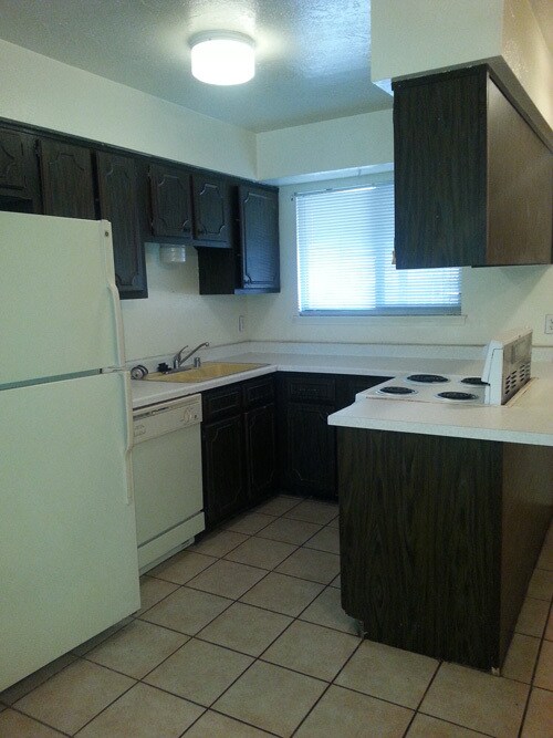 Primary Photo - 2330 Saturn Cir