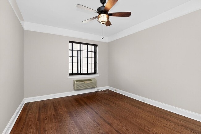 Building Photo - Absolutely stunning penthouse level unit in the historic Poplar building in Charlotte's tree line...