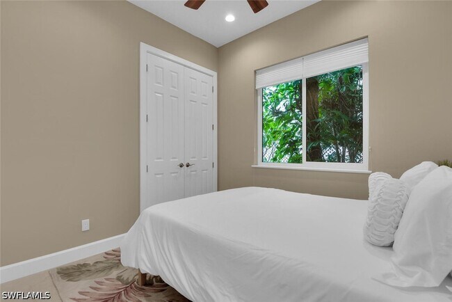 Building Photo - 3254 Lakeview Dr