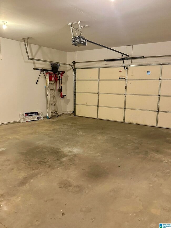 Building Photo - 560 Summit Cir