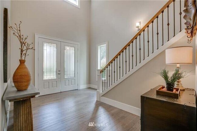 Building Photo - Beautiful 5 Bedroom 4 Bathroom Home in Lake Forest Park!