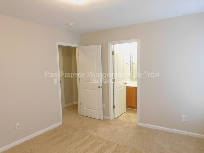 Building Photo - 807 Thorncroft Rd