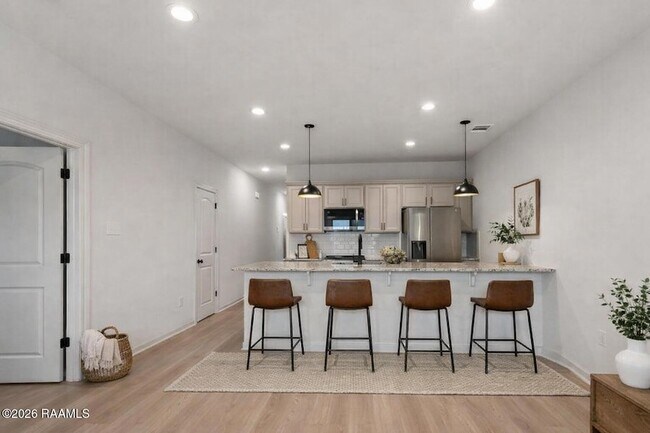 Building Photo - 606 Guillot Rd