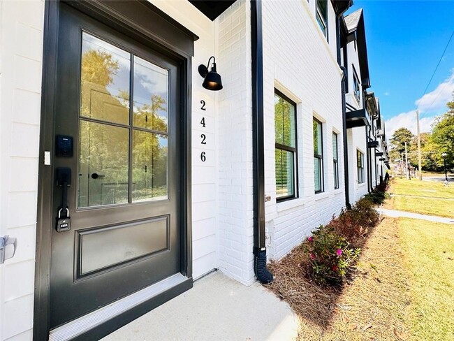 Building Photo - 2426 Lakeshore Ln