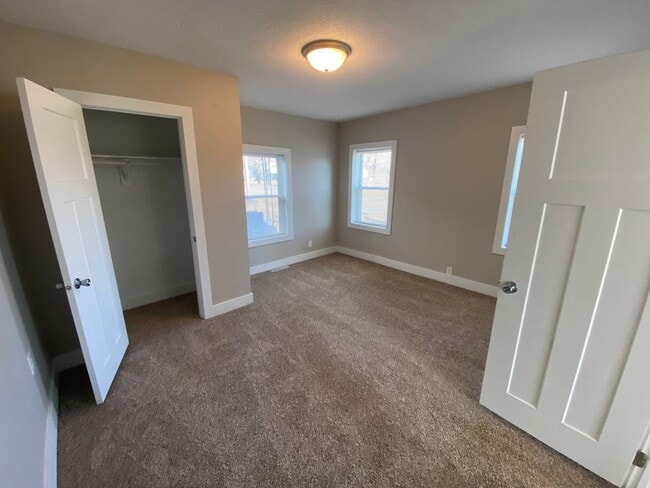 Building Photo - 4 Bedroom Home just 3 minutes from downtown!