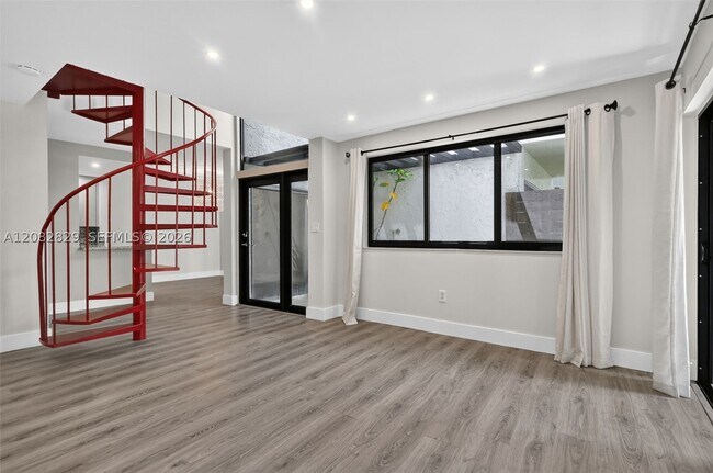 Building Photo - 3213 Bird 7