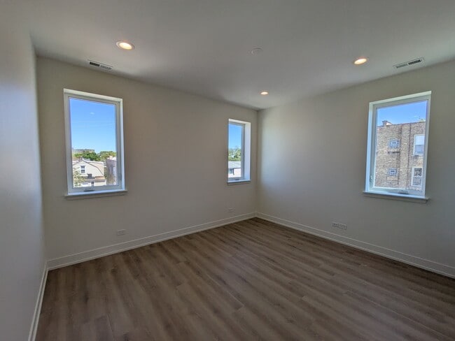 Building Photo - 4744 W Addison St