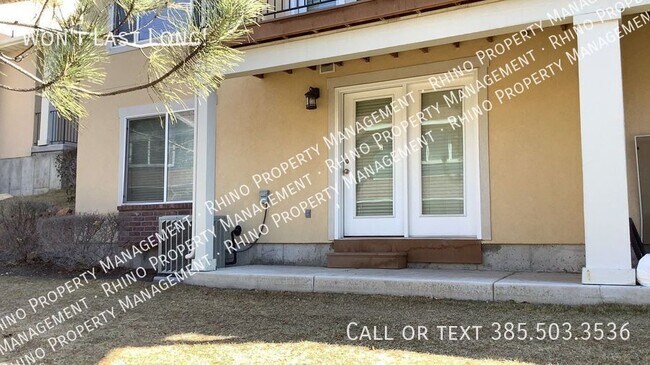 Building Photo - 3 Bed/3.5 Bath End Unit Townhouse in Sandy