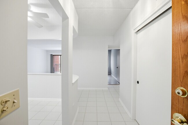 Building Photo - 650 S River Rd