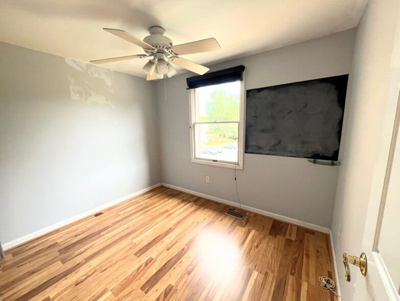 Left Bedroom - 5395 Harbor Court Dr