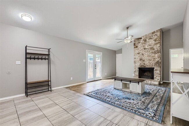 Building Photo - Charming 3/2/2 with Private Fenced Backyard!