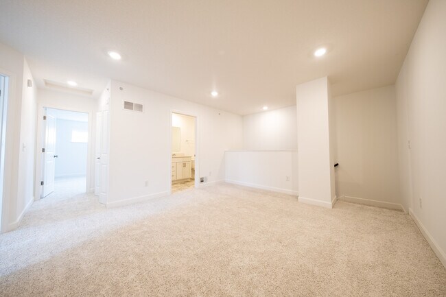 Building Photo - 15004 Ahena Curv