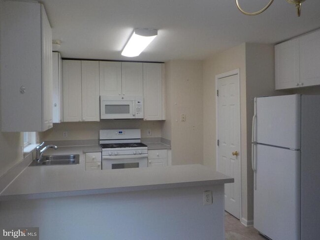 Building Photo - 703 Kings Crest Dr