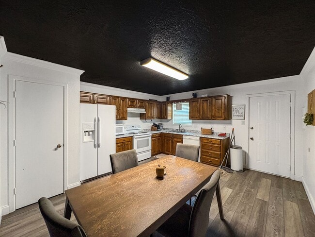 Building Photo - 3311 N Vista Dr