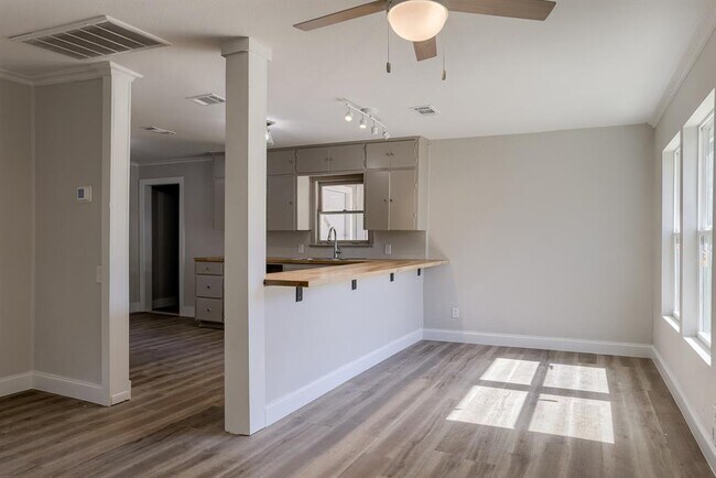 Building Photo - 505 Lbj Dr