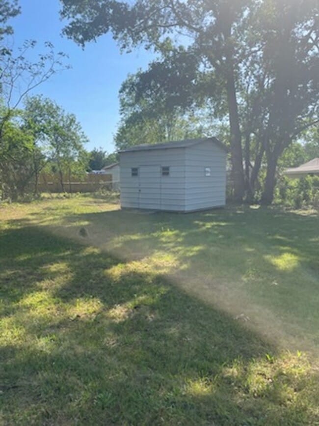 Building Photo - Clean, Move in Ready 4 Bedroom Home