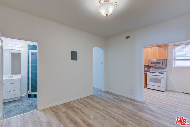Building Photo - 320 S Reeves Dr