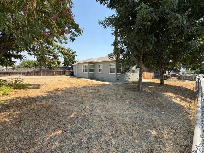 Building Photo - NW Visalia corner lot home available now!