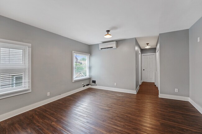 Large and flexible layout - 217 E State St