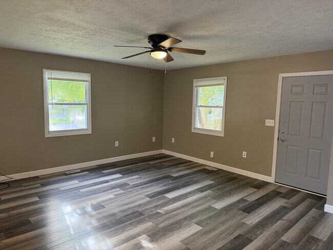 Building Photo - 18 Oakwood Ave