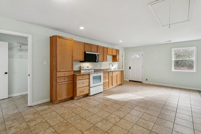 Building Photo - Updated Large Home with Private In-Law Suite Near Gloucester Main Street