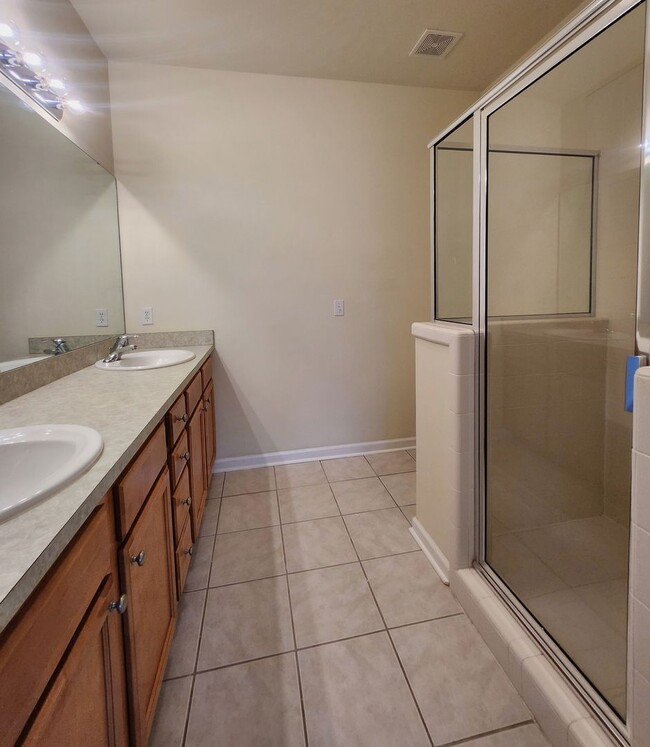 Building Photo - Beautiful 3 bedroom town home with wood fl...