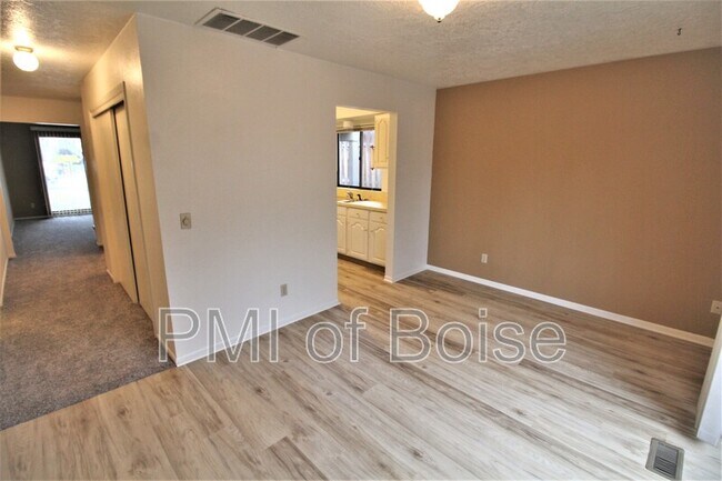 Building Photo - 7201 W Amity Rd