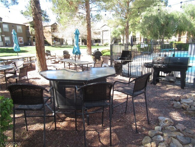 Building Photo - 555 E Silverado Ranch Blvd